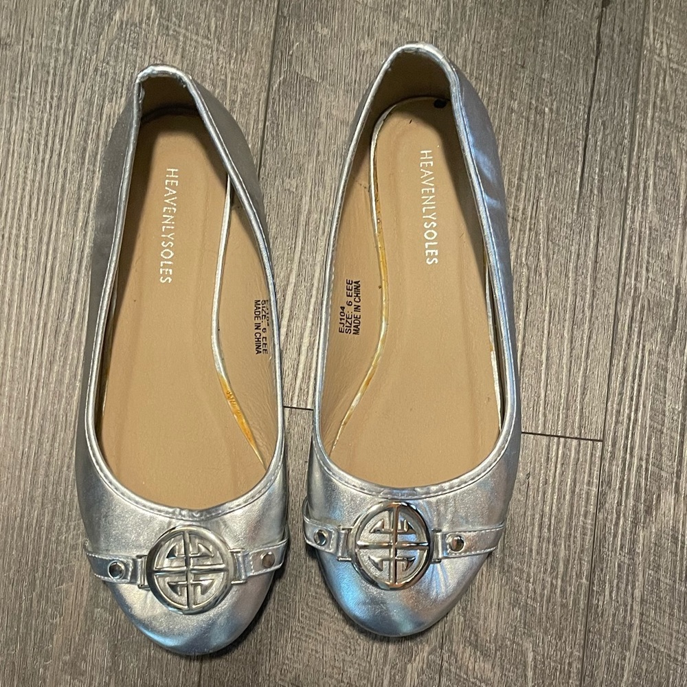 Silver flats with emblem on toes. Size 8W.                 UK size 6EEE